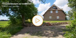 Virtuelle Touren - Das Foto zeigt ein Reetdachhaus von aussen